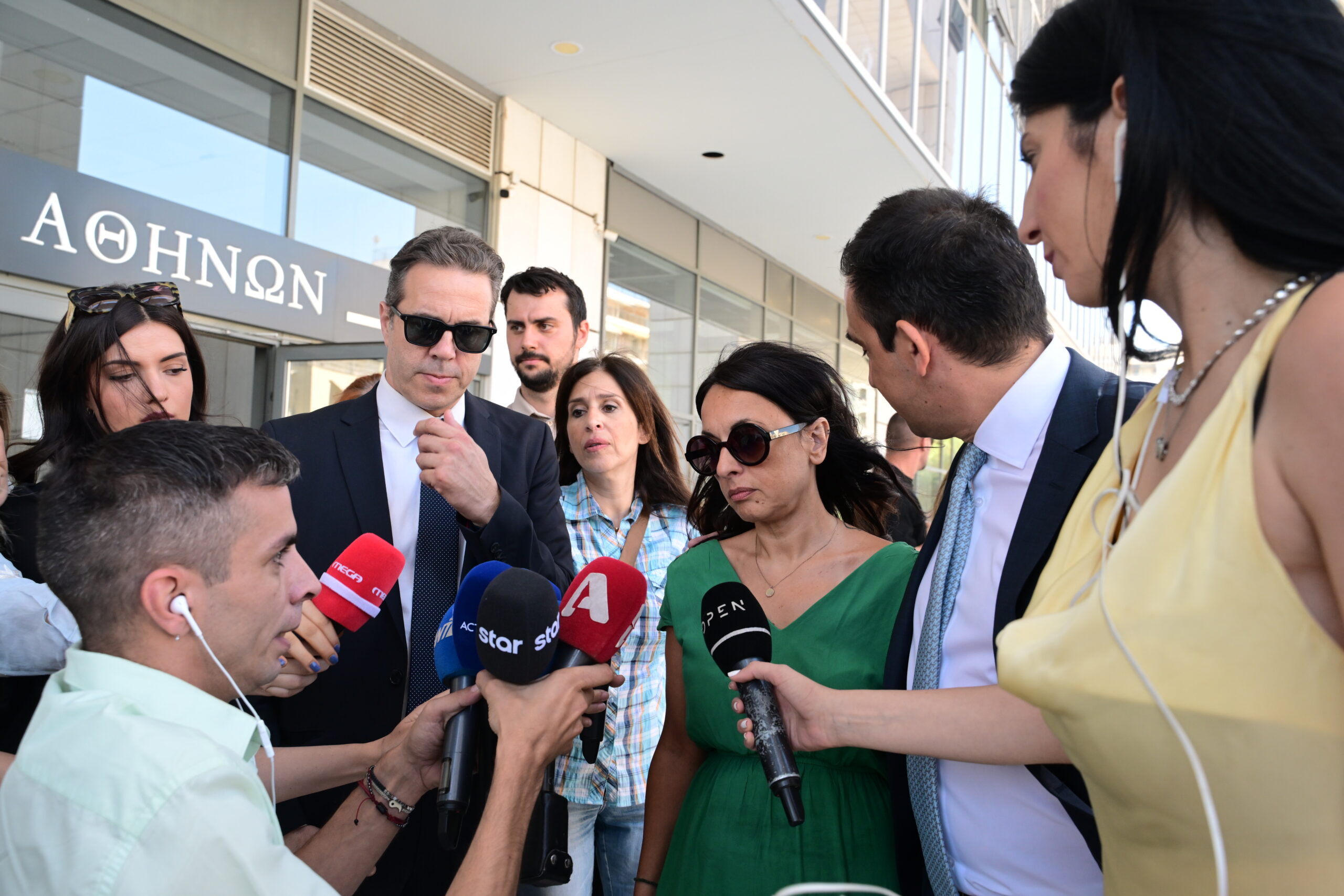 Εμφανώς συγκινημένη βγήκε από το κτίριο του Εφετείου Αθηνών η Αφροδίτη Γεωργούση, η δεύτερη καταγγέλλουσα στην υπόθεση του Πέτρου Φιλιππίδη. Έχοντας στο πλευρό της τον δικηγόρο της, η ηθοποιός αρκέστηκε να δηλώσει «αισθάνομαι δικαιωμένη και ανακουφισμένη, ευχαριστώ» και στη συνέχεια απομακρύνθηκε από τις κάμερες που είναι στημένες στο Εφετείο. Υπενθυμίζεται ότι η ηθοποιός υποστήριξε ότι ο Πέτρος Φιλιππίδης έπειτα από επαγγελματικό ραντεβού τον Αύγουστο του 2014, την οδήγησε με το τζιπ του «σε ένα οικόπεδο» και εκεί αποπειράθηκε να τη βιάσει. «Άκουσα ότι κλείδωσε το αμάξι. Του ζητούσα να μου ανοίξει την πόρτα ή να με αφήσει και δεν το έκανε» περιέγραψε η γυναίκα για να προσθέσει: «Το ένα χέρι το είχε στο μόριο του και το άλλο πάνω μου. Με κρατούσε με το χέρι, με θώπευε και με είχε πιάσει από το σβέρκο. Δεν είχα καμία ελευθερία να αντιδράσω. Με άρπαξε με το δεξί του χέρι και με έφερε στο μόριο του ενώ με το αριστερό αυνανιζόταν. Τι να αντιδράσω σε όλο αυτό; Είμαι πολύ αδύνατη, κοντούλα, ένα κοριτσάκι. Εκείνος τότε ήταν 90 κιλά, καμία σχέση με το σήμερα». Εν τέλει, όπως είπε η καταγγέλλουσα ενώ εκείνη χτυπιόνταν και ούρλιαζε απειλώντας τον ότι θα τον βγάλει στα κανάλια εκείνος της άνοιξε τη πόρτα λέγοντας της «Στα αρχ…. μου τα γράφω τα κανάλια».. Η υπεράσπιση του ηθοποιού είχε σταθεί ιδιαίτερα στο σημείο όπου ο Πέτρος Φιλιππίδης στάθμευσε, κατά την καταγγέλλουσα, το τζιπ του και προσπάθησε να την βιάσει. Υπεράσπιση: Έχετε αναφέρει ως διεύθυνση τη Δαβάκη 23, που ήταν το σπίτι του κυρίου Φιλιππίδη. Μας λέτε ότι επέλεξε να κάνει την απόπειρα βιασμού έξω από το σπίτι του; Μάρτυρας: Ίσως ένιωθε ασφάλεια εκεί επειδή ήξερε καλύτερα τη γειτονιά. Δεν μπορώ να ξέρω για ποιο λόγο πήγε εκεί… Η εν λόγω καταγγέλλουσα είχε δεχθεί όμως στο δικαστήριο και πολλές ερωτήσεις και για το αυτοκίνητο στο οποίο φέρεται να έλαβε χώρα η απόπειρα βιασμού της, το διαχωριστικό που υπήρχε ανάμεσα στα καθίσματα και το που βρισκόταν το χερούλι. «Εκείνη την ώρα είχα άλλα πράγματα μπροστά στο πρόσωπο μου και δεν μπορούσα να το δω αυτά…» απάντησε η μάρτυρας όταν στο δικαστήριο της επιδείχθηκαν φωτογραφίες από το εσωτερικό του οχήματος. Στο επίκεντρο της διαδικασίας ως προς αυτήν τη δεύτερη καταγγελία κατά του ηθοποιού μπήκε ακόμη και το ημερολόγιο της γυναίκας, το οποίο ή ίδια έχει καταθέσει στη Δικαιοσύνη. Η υπεράσπιση επεσήμανε πως η καταγγέλλουσα που «έγραφε τα πάντα στο ημερολόγιο της», την ημέρα της απόπειρας βιασμού δεν γράφει τίποτα. «Δεν το έγραψα όχι, το έθαψα, δεν μπορούσα να γράψω ένα τέτοιο περιστατικό, δεν ήθελα αναμνηστικό», είχε πει η καταγγέλλουσα για αυτή την «παράλειψη» όταν οι συνήγοροι την ρώτησαν σχετικά. Ως μάρτυρες της γυναίκες είχαν κατέθεσε στο ακροατήριο μια εξαδέλφη της, καθώς και μια φίλη της. «Μετά από αυτή την επίθεση που δέχθηκε έβλεπα έναν άνθρωπο διαλυμένο, έναν άνθρωπο που απευθύνθηκε σε ψυχολόγο, μια γυναίκα που διαγνώστηκε με αυτοάνοσο», είχε καταθέσει ενδεικτικά η φίλη της καταγγέλλουσας, μεταφέροντας στο ακροατήριο τα όσα το θύμα της περιέγραψε. Η απόπειρα βιασμού στο καμαρίνι Το πρώτο αδίκημα για το οποίο δικάστηκε όλους αυτούς τους μήνες ο ηθοποιός και κριθηκε σήμερα ομόφωνα ένοχος αφορούσε σε απόπειρα βιασμού και του αποδόθηκε έπειτα από τη μαρτυρία νεαρής συναδέλφου του. Η γυναίκα κατήγγειλε πως ενώ είχε πάει να συναντήσει τον κατηγορούμενο στα καμαρίνι του στο θέατρο «Μουσούρη» το 2010 εκείνος προσπάθησε να τη βιάσει. Η καταγγέλλουσα, 42 ετών σήμερα και μητέρα δυο παιδιών, κατέθεσε πως ο ηθοποιός της είχε υποσχεθεί πως θα της έδινε ένα ρόλο στη παράσταση «Ο Μπακαλόγατος» την οποία ανέβαζε και παράλληλα της είχε αναφέρει πως θα μεσολαβούσε για να συμμετάσχει και στην τηλεοπτική σειρά «Λάκης ο Γλυκούλης». Τίποτα απ’ όλα αυτά όμως δεν έγινε διότι – σύμφωνα με τη μαρτυρία της γυναίκας– ο Πέτρος Φιλιππίδης της επιτέθηκε σεξουαλικά ενώ την είχε καλέσει στο θέατρο όπου βρίσκονταν μόνος του, δήθεν για να συζητήσουν για τον ρόλο. «Όπως έκατσα στον καναπέ σηκώθηκε, κάθισε δίπλα μου και μου όρμησε. Άρχισε να με φιλάει και να με γλύφει στο λαιμό. Φώναζα, του ζήταγα να σταματήσει. Μου έλεγε διάφορα χυδαία λόγια με μια βαθιά, μπάσα φωνή» περιέγραψε η 42χρονη στην κατάθεσή της για να προσθέσει: «Κάποια στιγμή είδα ότι είχε κατεβάσει το παντελόνι του, είδα τα γεννητικά του όργανα. Ανέβηκε πάνω μου. Έβγαλε το φανελάκι που φορούσε και τράβηξε το κολάν μου και το κατέβασε μαζί με το εσώρουχό μου. Μου άνοιξε τα πόδια και ήταν η πρώτη φορά που προσπάθησε να ολοκληρώσει αυτό που είχε στο μυαλό του. Τον απώθησα και στη προσπάθεια μου να σηκωθώ χτύπησα το πόδι μου. Ήρθε πίσω μου και ακούμπησε το μόριο του στο γυμνό κομμάτι του σώματος μου. Κατάφερα να φτάσω στην πόρτα, φωνάζοντας. Τότε εκείνος μου απάντησε: «Μη φωνάζεις τσάμπα δεν είναι κανείς εδώ». Τον παρακαλούσα να μου ανοίξει την πόρτα. Ήρθε κοντά μου και μου είπε: «Εγώ όπως μπορώ να σε φτιάξω μπορώ και να σε καταστρέψω» . Από τις φωνές και τα ουρλιαχτά μου άνοιξε». Μάλιστα, η 42χρονη κατέθεσε ότι για αρκετές ημέρες μετά το περιστατικό δέχονταν κλήσεις από τον κατηγορούμενο, ο οποίος της ζητούσε να του πει διάφορες χυδαίες φράσεις για να αυτοικανοποιηθεί. Εκείνη του απαντούσε από φόβο και πανικό, όπως είπε. Ελάχιστες δε ώρες μετά την απόπειρα βιασμού της ο Πέτρος Φιλιππίδης της είχε στείλει ένα μήνυμα που της έγραφε: «Την επόμενη φορά δεν θα σε αφήσω να ξεφύγεις». Η πόρτα, ο καναπές και τα …90 κιλά Αντικρούοντας την καταγγελία της γυναίκας οι συνήγοροι του Πέτρου Φιλιππίδη Μιχάλης Δημητρακόπουλος και Κυριακή Πακιρτζίδου αντέτειναν καταρχάς πως κανένας βιαστής δεν ανοίγει την πόρτα της εξόδου στα θύματά του. Εν συνεχεία, υποστήριξαν πως η καταγγελλόμενη απόπειρα δεν θα μπορούσε να γίνει χωρίς ο Πέτρος Φιλιππίδης, «που τότε ζύγιζε 90 κιλά», να τραυματίσει την καταγγέλλουσα, η οποία ήταν μικροκαμωμένη. «Δεν γίνεται να έκατσε όλος αυτός ο άνθρωπος (σ.σ. ο κατηγορούμενος) με τα κιλά που ήταν τότε, πάνω στα γόνατά της σε έναν καναπέ. Δεν θα τον άντεχαν τα γόνατα της», είχε αναφέρει η υπεράσπιση, προτείνοντας μάλιστα στην έδρα να φέρει στο δικαστήριο έναν καναπέ για να γίνει ακριβής αναπαράσταση! Ακόμη, η πλευρά του ηθοποιού είχε αμφισβητήσει έντονα και την μαρτυρία φίλου της γυναίκας, ο οποίος στην κατάθεσή του στη δίκη είπε πως βρισκόταν μπροστά στο τηλεφώνημα που είχε δεχθεί η καταγγέλλουσα από τον Π. Φιλιππίδη μετά το διερευνώμενο περιστατικό στο θέατρο «Μουσούρη». «Γνωρίζω την καταγγέλλουσα και όταν βγήκε το #MeToo μου είπε ότι θέλει να μιλήσει αλλά δεν έχει κανέναν. Αυτοπροτάθηκα και της είπα «έχεις εμένα»», είπε μεταξύ άλλων ο μάρτυρας με τους συνηγόρους της υπεράσπισης να «πιάνονται» από την αναφορά του για το #MeToo και να υποστηρίζουν πως η καταγγελία σε βάρος του Πέτρου Φιλιππίδη «στήθηκε» από το ΣΕΗ το 2021 μετά την εμφάνιση του παραπάνω κινήματος.