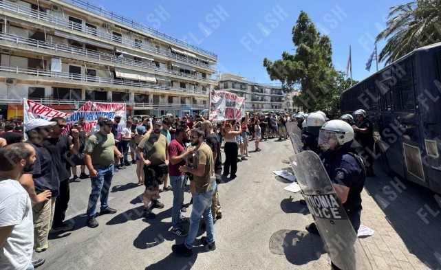 Ένταση και δακρυγόνα έξω από τη σύνοδο των πρυτάνεων - Διακοπή της κυκλοφορίας στην Αθηνών-Σουνίου