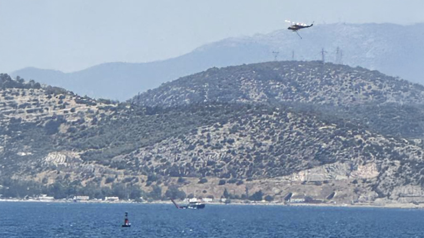Αναγκαστική προσθαλάσσωση πυροσβεστικού ελικοπτέρου στην Ελευσίνα - Βγήκαν κολυμπώντας οι χειριστές