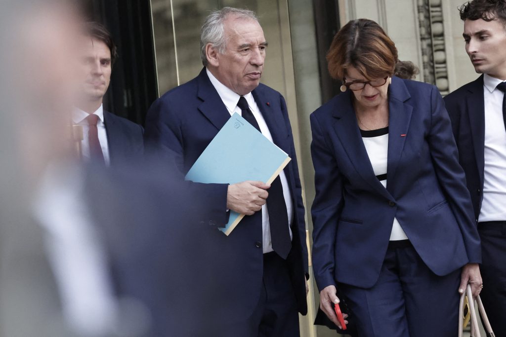 Γαλλία: Παραιτήθηκε ο Μπαϊρού – Ο υπουργός Άμυνας Λεκορνί φαβορί για το Ματινιόν