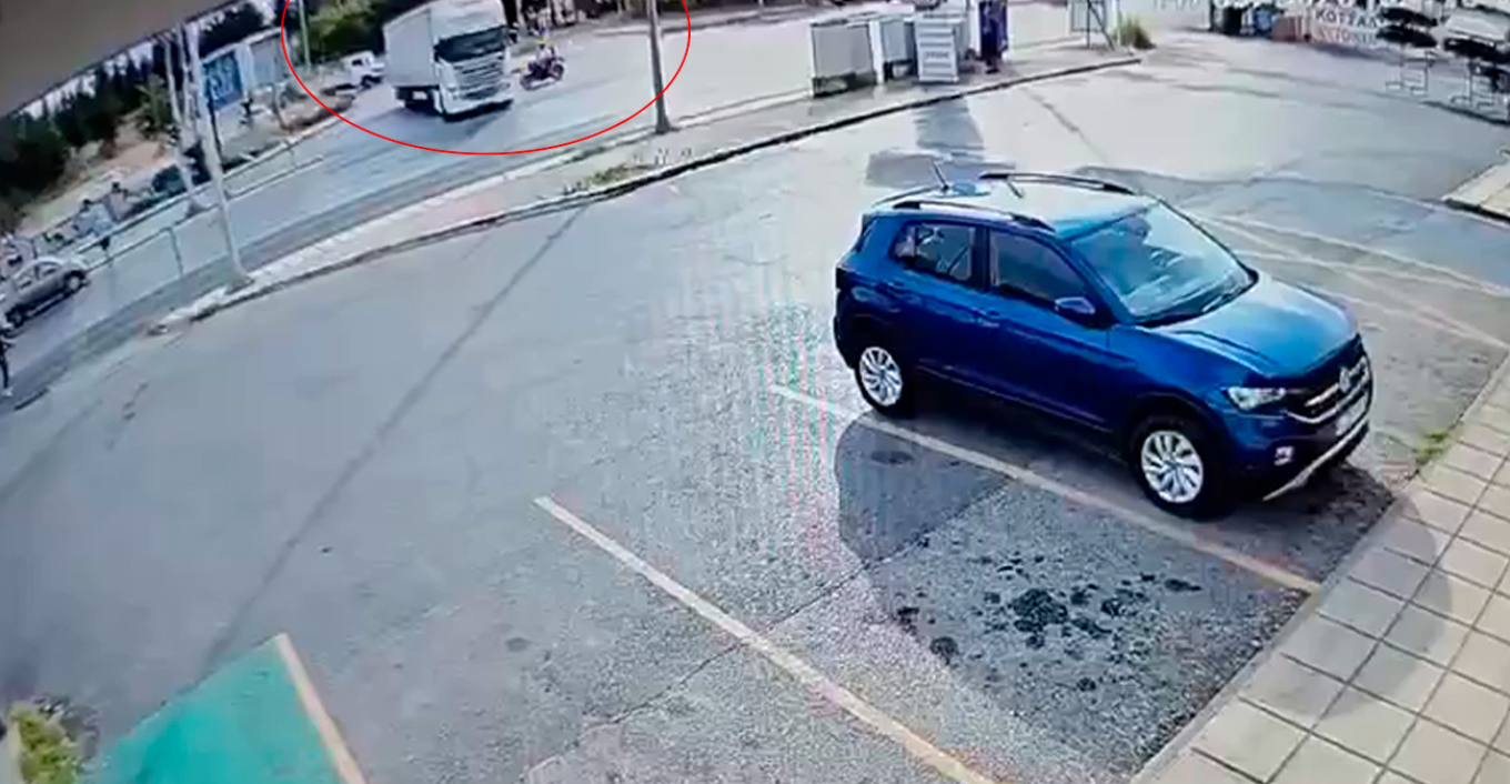 Βίντεο-ντοκουμέντο από το τροχαίο δυστύχημα στη Θεσσαλονίκη: Η στιγμή που ο 29χρονος μοτοσικλετιστής συγκρούεται με την νταλίκα