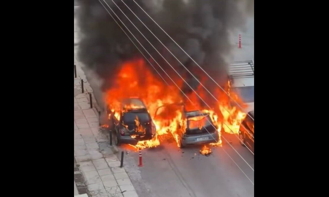 Άλιμος: Φωτιά σε 4 αυτοκινητα - Έβαλε μπουρλότο