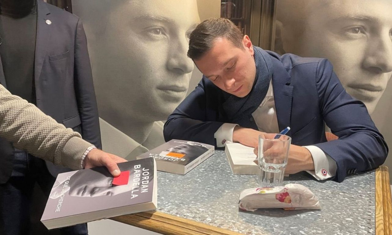 Μπαρντελά: Δέχθηκε επίθεση ενώ υπέγραφε βιβλία - 70χρονος του πέταξε αβγό στο κεφάλι Ένας άνδρας βγήκε από την ουρά και του πέταξε αβγό κατά τη διάρκεια υπογραφής του νέου του βιβλίου