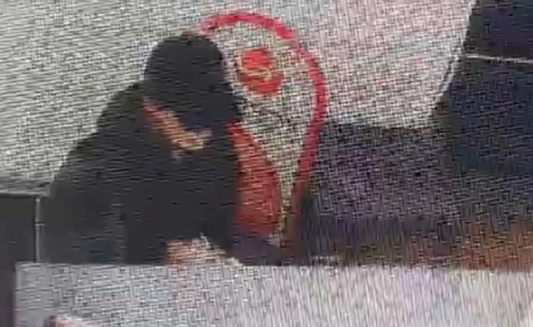 Λόρα: Η στιγμή που η 16χρονη αγοράζει εισιτήριο από την Ομόνοια για να πετάξει στη Φρανκφούρτη