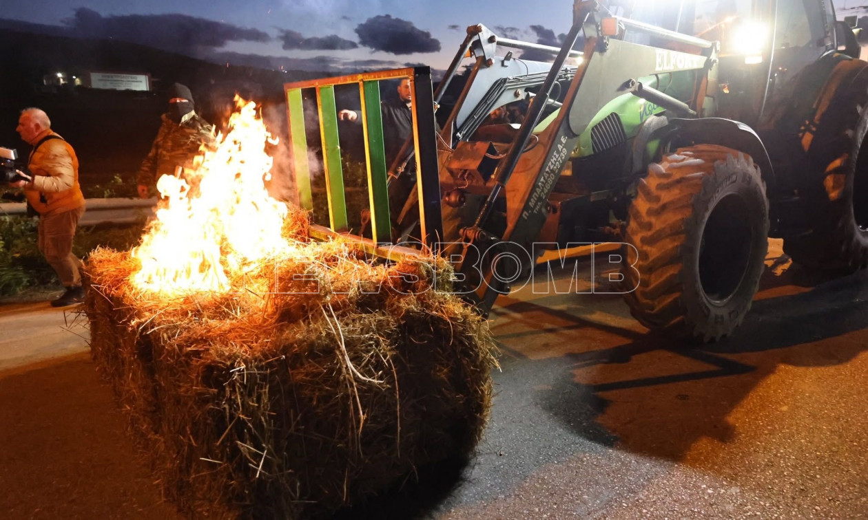 Ένταση στο μπλόκο της Θήβας - Έβαλαν φωτιά σε άχυρο - Η ΕΛ.ΑΣ. ζήτησε να ανοίξουν τον δρόμο