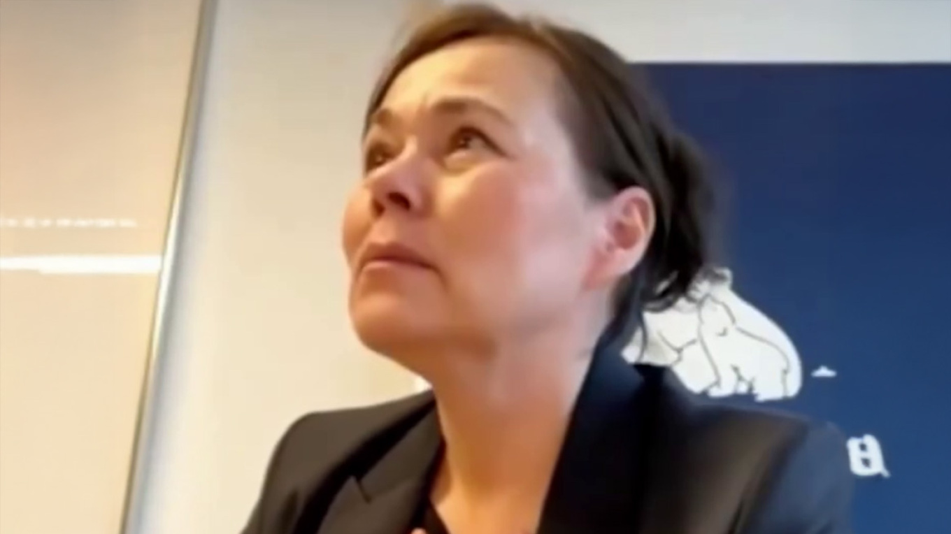 Βίβιαν Μότσφελντ Έβαλε τα κλάματα σε ζωντανή σύνδεση η υπουργός Εξωτερικών της Γροιλανδίας μετά τη συνάντηση με τον Τραμπ, βίντεο