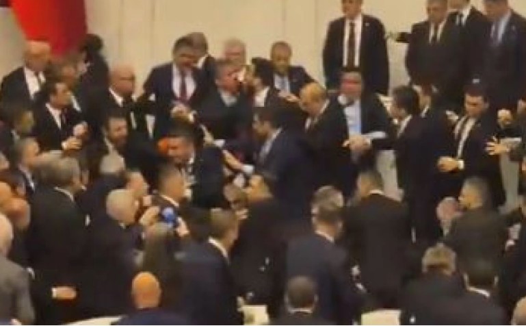 «Αρένα» η τουρκική Βουλή: Με άγριο ξύλο και γροθιές η ορκωμοσία νέων υπουργών