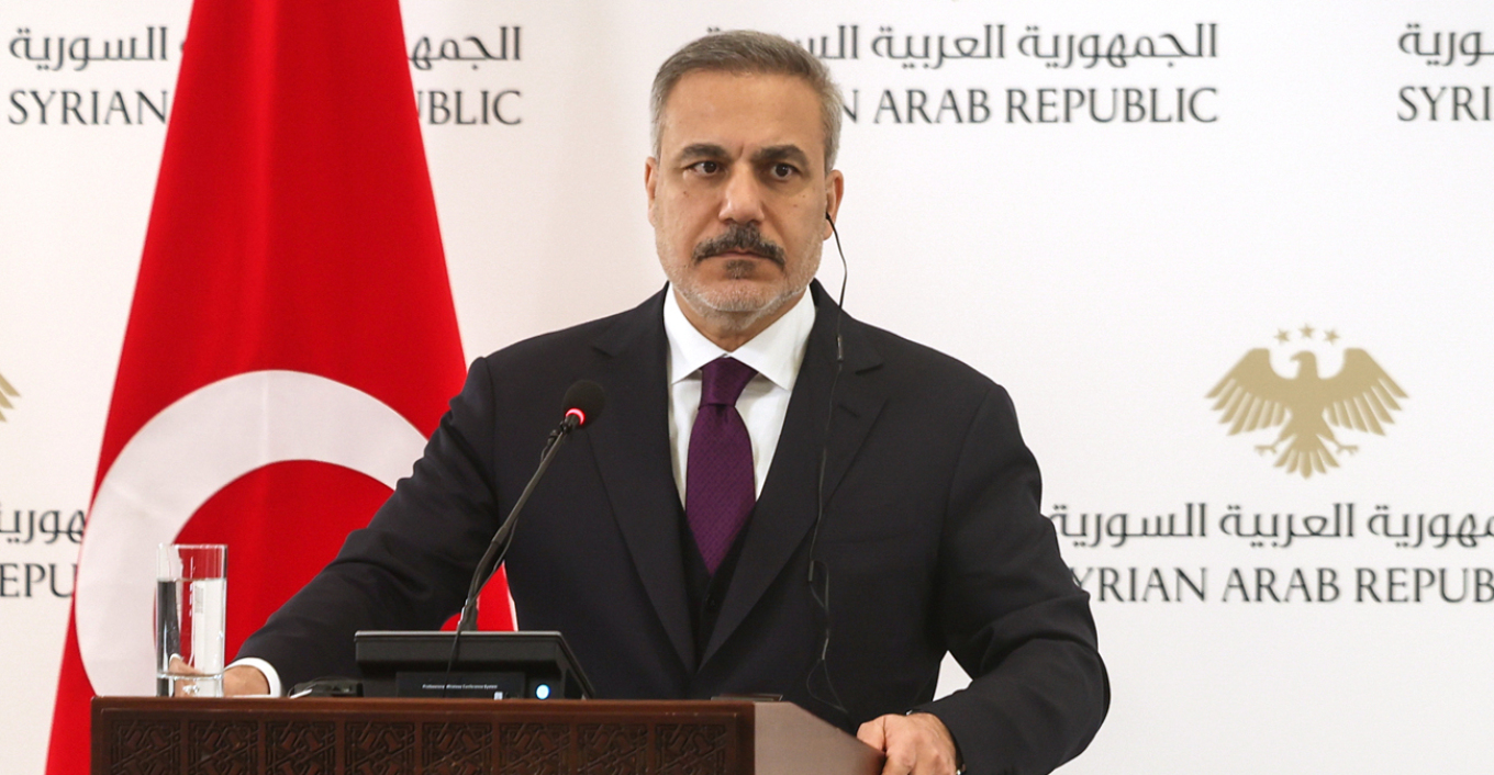 Λίγα 24ωρα πριν την επικείμενη συνάντηση του Τούρκου προέδρου Τ. Ερντογάν με τον Έλληνα πρωθυπουργό Κυριάκο Μητσοτάκη στο πλαίσιο του Ανωτάτου Συμβουλίου Συνεργασίας Ελλάδας - Τουρκίας, ο Tούρκος ΥΠΕΞ Χακάν Φιντάν υποστήριξε ότι ότι ο Κυριάκος Μητσοτάκης αλλά και ο Γιώργος Γεραπετρίτης έχουν τη βούληση να λύσουν τα ανοικτά ζητήματα μεταξύ των δύο χωρών. Στη συνέντευξη που παραχώρησε στο τουρκικό τηλεοπτικό δίκτυο CNN Turk, ο Τούρκος ΥΠΕΞ δεν παρέλειψε όμως να αφήσει αιχμές σε βάρος του Έλληνα υπουργού Εθνικής Άμυνας Νίκου Δένδια . Ο επικεφαλής της τουρκικής διπλωματίας κατηγόρησε τον Έλληνα υπουργό Άμυνας ότι υπονομεύει την προσπάθεια της ελληνοτουρκικής προσέγγισης και την επίλυση των «στρατηγικών προβλημάτων» ανάμεσα στις δύο χώρες. «Πιστεύω πραγματικά ότι (σ.σ. οι Μητσοτάκης και Γεραπετρίτης) έχουν αυτή την πρόθεση και την ικανότητα. Υπάρχει όμως ένας άνθρωπος που ονομάζεται Δένδιας, υπάρχει και το ακροατήριο στο οποίο απευθύνεται» συμπλήρωσε ο Τούρκος υπουργός και πρόσθεσε ότι «ο πολιτικός ανταγωνισμός δυστυχώς δεν δημιουργεί ένα περιβάλλον που να ευνοεί την επίλυση τέτοιων στρατηγικών προβλημάτων στην ελληνική πολιτική». Ο Χακάν Φιντάν ισχυρίστηκε μάλιστα ότι οι ηγέτες που έρχονται από την Ελλάδα βρίσκονται σε ένα διαρκές δίλημμα ανάμεσα στην επίλυση αυτού του ιστορικού προβλήματος και στην πληρωμή ενός πολιτικού τιμήματος! Ο Φιντάν με άλλα λόγια ισχυρίστηκε ότι η Άγκυρα έχει παρουσιάσει... δημιουργικές λύσεις στα ελληνοτουρκικά, αλλά για τη μη επίλυσή τους ευθύνεται ο Δένδιας (!) και το ακροατήριο στο οποίο απευθύνεται και όχι οι συνεχείς προκλήσεις της Τουρκίας και οι διαρκείς αμφισβητήσεις της ελληνικής κυριαρχίας. Αξίζει τέλος να σημειωθεί ότι στη συνέντευξή του ο Τούρκος υπουργός Εξωτερικών, απέφυγε να απαντήσει σε ερώτηση για το αν η Άγκυρα «θα πρέπει να αποκτήσει πυρηνικά όπλα» αφήνοντας με αυτόν τον τρόπο όλα τα ενδεχόμενα ανοικτά για τις επιδιώξεις της γειτονικής χώρας.