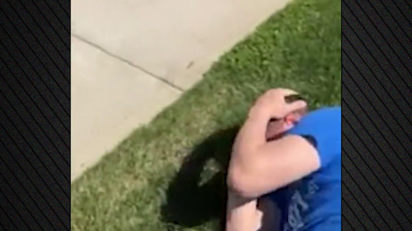 Νέο βίντεο με το ξύλο που έπαιξε ο ηθοποιός Άλαν Ρίτσον με τον γείτονά του: «Έβαλες σε κίνδυνο την ασφάλειά μου!», «με χτυπάς μπροστά στην κάμερα»