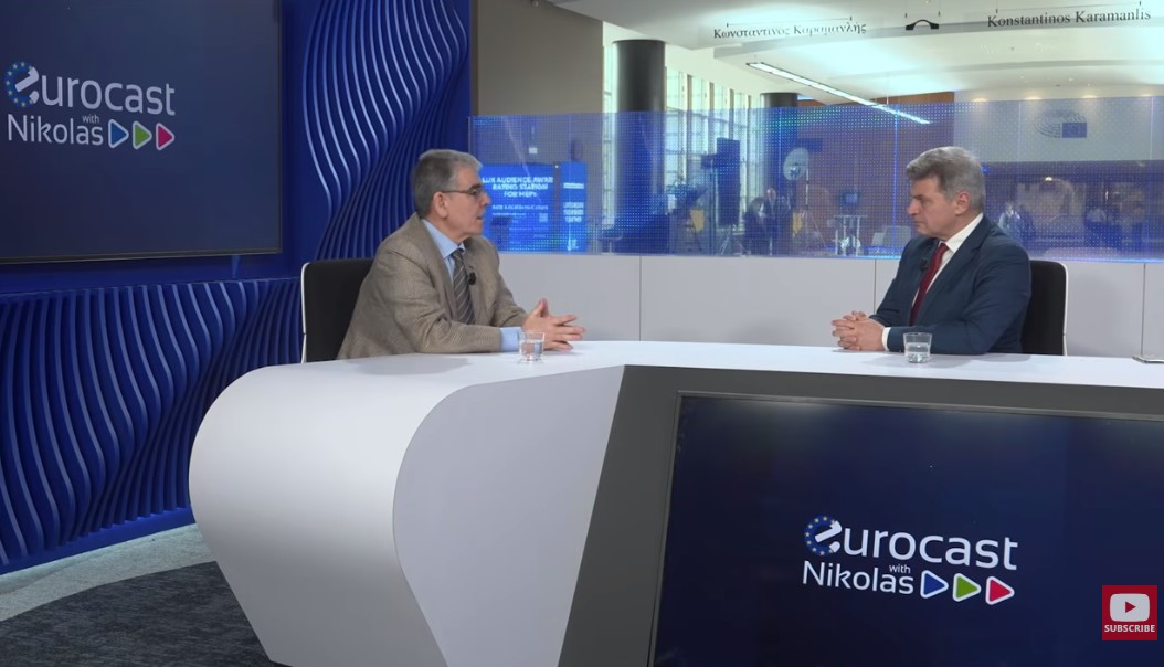 Στο νέο επεισόδιο του #EUROCAST, ο Νικόλας Φαραντούρης φιλοξενεί τον εκδότη του euro2day.gr, Γιώργο Παπανικολάου, σε μια ουσιαστική συζήτηση για το παρόν και το μέλλον της Ευρώπης. • Έχει η Ευρώπη σχέδιο για το μέλλον ή τρέχει να προλάβει τις εξελίξεις; • Πόσο υπαρκτός είναι ο κίνδυνος απώλειας της ανταγωνιστικότητάς της; • Μπορεί να αποφύγει τον γεωπολιτικό και οικονομικό «εγκλωβισμό» ανάμεσα σε ΗΠΑ και Κίνα; • Είναι λύση η «Ευρώπη των πολλών ταχυτήτων» ή απειλή για τη συνοχή της; Με στοιχεία, παραδείγματα και καθαρό λόγο, στο τραπέζι του διαλόγου τίθενται κομβικά ζητήματα για το ευρωπαϊκό μέλλον, όπως το αυξημένο ενεργειακό κόστος, που οδηγεί στην αποβιομηχάνιση της Ευρώπης, οι εσωτερικές αντιθέσεις στον ευρωπαϊκό πυρήνα αλλά και οι κίνδυνοι και οι ευκαιρίες που δημιουργούνται για την Ελλάδα Καλωσήρθατε στο EUROCAST, εδώ, στην καρδιά των Βρυξελλών