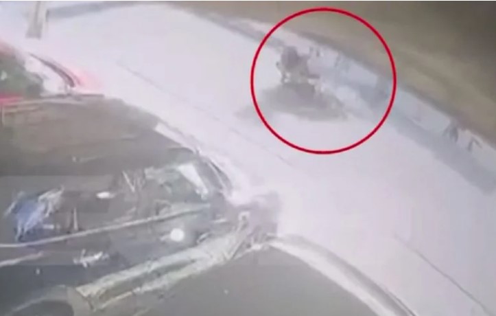 Λιοσίων: «Είναι διασωληνωμένη, οι γιατροί δεν μπορούν να πουν κάτι» λέει ο πατέρας της 16χρονης – Σεσημασμένος ο ανήλικος οδηγός