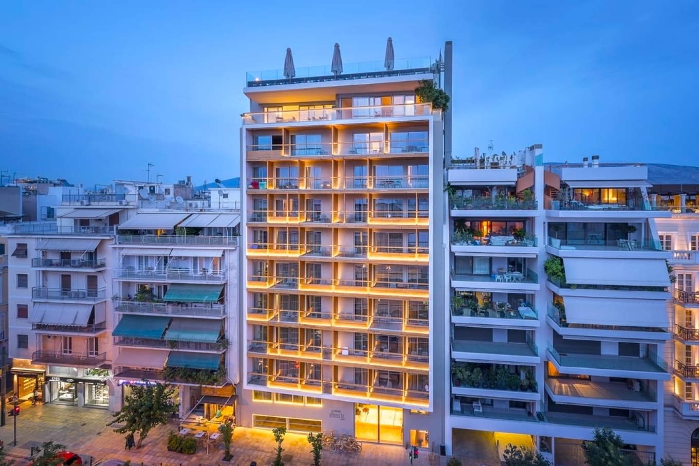 Το Συμβούλιο της Επικρατείας επέβαλε νέο πρόστιμο, ύψους 10.000 ευρώ, στην Αποκεντρωμένη Διοίκηση Αττικής για το θέμα της μη κατεδάφισης των τελευταίων δύο ορόφων και του δώματος του ξενοδοχείου της εταιρείας Coco-Mat στου Μακρυγιάννη, εντός του κηρυγμένου αρχαιολογικού χώρου της Αθήνας, που υπερβαίνουν το ανώτατο επιτρεπόμενο ύψος των κτιρίων στην περιοχή