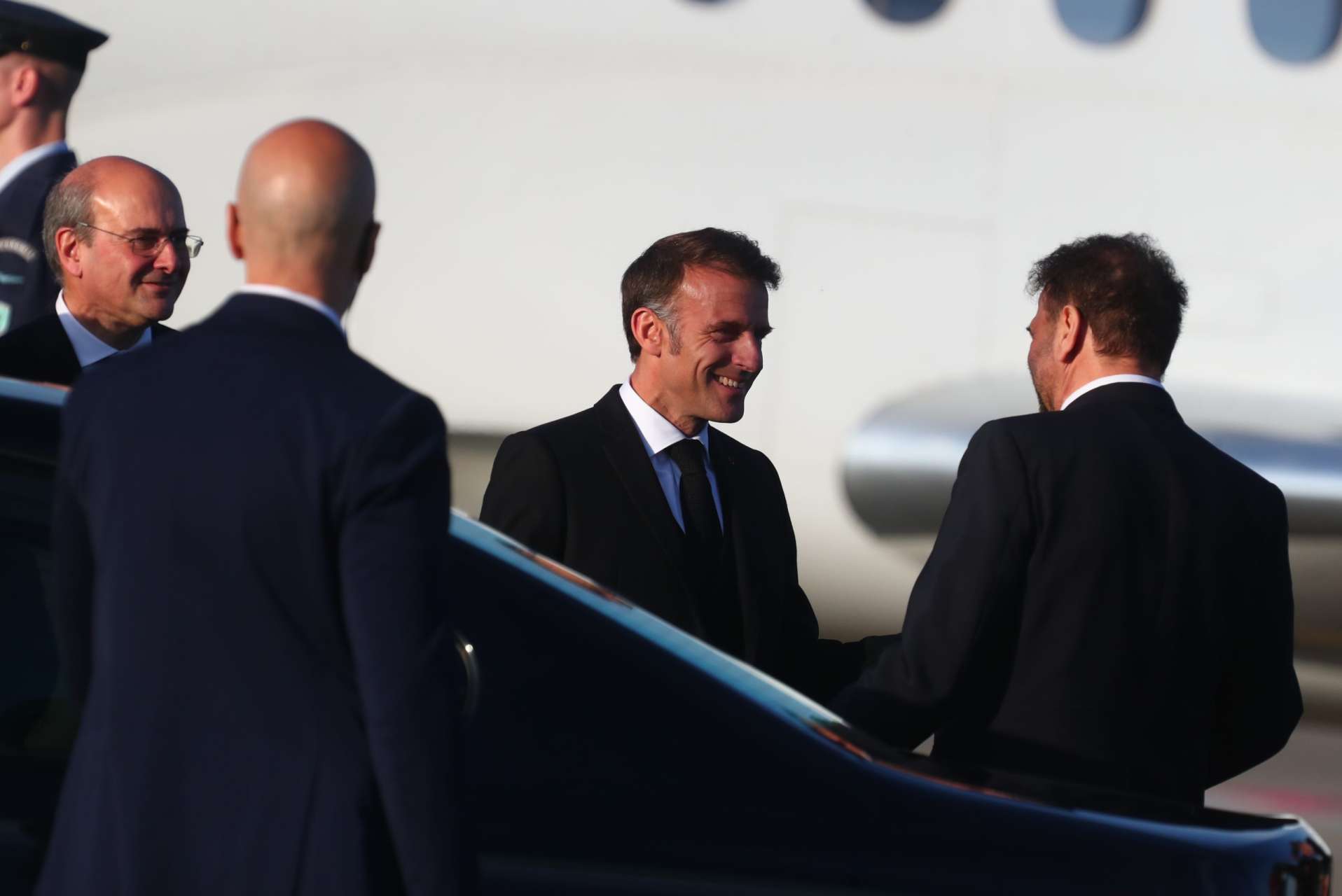 Ο Εμανουέλ Μακρόν πραγματοποιεί βαρυσήμαντη επίσκεψη στην Αθήνα σήμερα και αύριο, προκειμένου να υπογράψει με τον Έλληνα πρωθυπουργό, Κυριάκο Μητσοτάκη, την ανανέωση της ελληνογαλλικής στρατηγικής συμφωνίας για άλλα πέντε χρόνια. Το αεροσκάφος του Γάλλου προέδρου προσγειώθηκε στο αεροδρόμιο «Ελ. Βενιζέλος» λίγα λεπτά πριν από τις 19:00. Αμέσως μετά ο Εμανουέλ Μακρόν και η συνοδεία του κατευθύνθηκαν στο κέντρο της Αθήνας, όπου έπειτα από μία μικρή στάση στο ξενοδοχείο όπου θα καταλύσει ο Γάλλος πρόεδρος, θα κατευθυνθεί στη Ρωμαϊκή Αγορά, όπου μαζί με τον πρωθυπουργό Κυριάκο Μητσοτάκη θα συμμετάσχει σε εκδήλωση με ΄«Προκλήσεις για την Ευρώπη – Ο δρόμος προς το αύριο» Μετά την άφιξη του προεδρικού ζεύγους της Γαλλίας και τη μετάβασή τους στο ξενοδοχείο «Μεγάλη Βρετανία», ο Εμανουέλ Μακρόν και ο Κυριάκος Μητσοτάκης θα συμμετάσχουν σε δημόσια συζήτηση στη Ρωμαϊκή Αγορά, με θέμα «Προκλήσεις για την Ευρώπη – Ο δρόμος προς το αύριο». Η ημέρα θα κλείσει με επίσημο δείπνο προς τιμήν του Εμανουέλ Μακρόν στο Προεδρικό Μέγαρο, με περίπου 110 προσκεκλημένους. Το «παρών» θα δώσουν κορυφαίοι υπουργοί (Ν. Δένδιας, Κ. Πιερρακάκης, Κ. Χατζηδάκης κ.ά.), ο Αρχιεπίσκοπος Ιερώνυμος, ο πρόεδρος του ΠΑΣΟΚ Νίκος Ανδρουλάκης, ο Αρχηγός ΓΕΕΘΑ Δημήτρης Χούπης, καθώς και κορυφαίοι εκπρόσωποι του επιχειρηματικού κόσμου, αλλά και του Πολιτισμού. Το πρωί του Σαββάτου (25/04), ο Γάλλος πρόεδρος θα επισκεφθεί τη φρεγάτα «Κίμων» στον Πειραιά μαζί με τον Κυριάκο Μητσοτάκη (10:00) και στη συνέχεια, γύρω στις 12, οι δύο άνδρες θα συναντηθούν στο Μέγαρο Μαξίμου. Θα ακολουθήσουν υπογραφή συμφωνιών και κοινές δηλώσεις προς τα μέσα ενημέρωσης. Στις 4 το απόγευμα, οι δύο ηγέτες θα επισκεφθούν το Κέντρο Πολιτισμού Ίδρυμα Σταύρος Νιάρχος, όπου θα απευθύνουν χαιρετισμό στο Ελληνογαλλικό Επιχειρηματικό Forum, το οποίο θα πραγματοποιηθεί στον «Θόλο». Ακολούθως το προεδρικό ζεύγος της Γαλλίας θα αναχωρήσει από την Αθήνα.