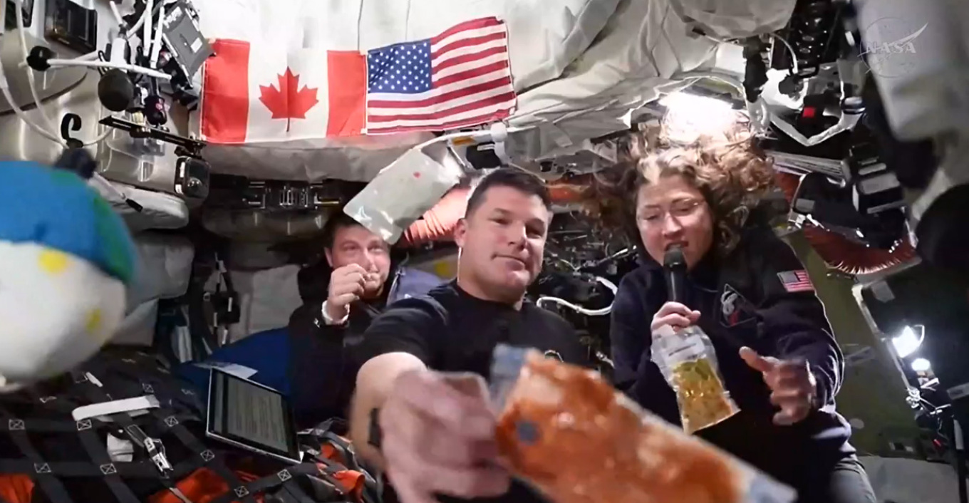 Πλησιάζει τη Σελήνη το Orion, όλα ΟΚ εκτός της... τουαλέτας: Πώς αντιμετωπίζουν η NASA και οι 4 αστροναύτες το μόνο πρόβλημα της αποστολής