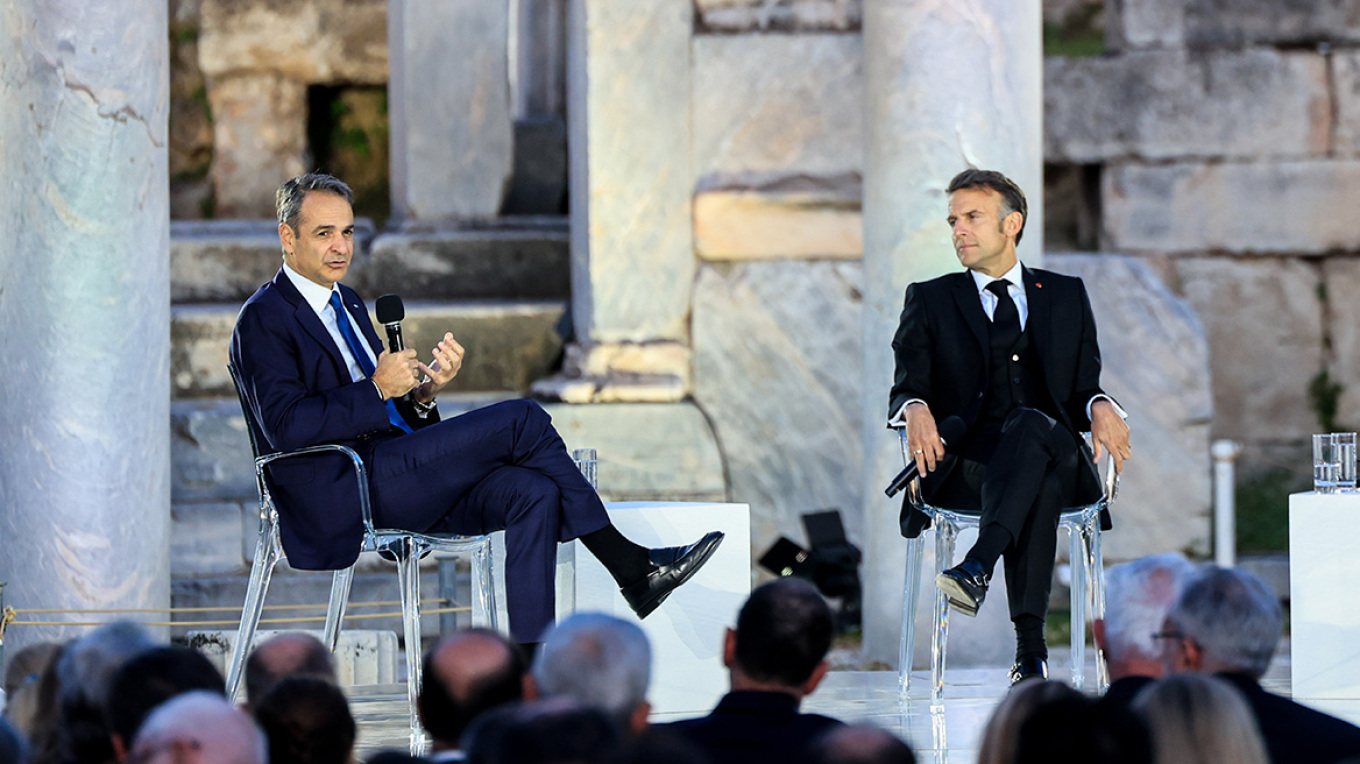 «Θα είμαστε εδώ! Αν δείτε τι κάναμε το 2021 και τι κάναμε στην Κύπρο. Για εμάς αυτό είναι ο ορισμός της φιλίας και της συμμαχίας. “Ελλάς-Γαλλία συμμαχία”. Αυτό είναι. Αν η κυριαρχία σας απειλείται, κάντε ό,τι χρειάζεται. Θα είμαστε εδώ για εσάς», διαμήνυσε ο Εμανουέλ Μακρόν, ερωτηθείς για τη συμμαχία του Παρισιού με την Αθήνα, στη συζήτηση που είχε με τον πρωθυπουργό Κυριάκο Μητσοτάκη και τον δημοσιογράφο της «Καθημερινής» Αλέξη Παπαχελά, στη Ρωμαϊκή Αγορά, στο πλαίσιο της διήμερης επίσκεψής του στην Αθήνα. Στην ίδια συζήτηση, ο Κυριάκος Μητσοτάκης τοποθετήθηκε για το ευρωπαϊκό κεκτημένο, λέγοντας: «Αν σας έβαζα σε αεροπλάνο και δεν ξέρατε τον προορισμό και προσγειωνόσασταν στην Ευρώπη, θα ξέρατε αυτομάτως ότι είστε στην Ευρώπη. Προφανώς, υπάρχουν προβλήματα, αλλά μας αρέσουν αυτά που έχουμε. Είμαστε χαρούμενοι στην Ευρώπη». Υπογράμμισε ακόμη ότι η Ευρώπη έχει κληθεί να λάβει «ιστορικές αποφάσεις» σε κρίσιμες στιγμές: «Έχουμε πάρει ιστορικές αποφάσεις… ο κορωνοϊός, η Ουκρανία, το Ταμείο Ανάκαμψης. Όταν έρθει η ώρα και η κρίση και καταλάβουμε ότι δεν έχουμε χρόνο, παίρνουμε τις σωστές αποφάσεις. Και πιστεύω ότι αυτό θα συμβεί και στη συζήτηση για τον ευρωπαϊκό προϋπολογισμό». Ο Εμανουέλ Μακρόν έθεσε ως κεντρικό διακύβευμα τη μετάβαση της Ευρώπης σε γεωπολιτικό ρόλο. «Δείτε τι πετύχαμε την τελευταία δεκαετία! … Το πετύχαμε, μην το υποτιμούμε… Τώρα πρέπει να διαμορφώσουμε γεωπολιτική παρουσία, γεωπολιτική ισχύ. Αυτό διακυβεύεται», είπε, επιμένοντας ότι η Ένωση οφείλει να αποκτήσει «μέγεθος και ταχύτητα» για να ενισχύσει την αυτονομία της. Στο σκέλος των διεθνών ισορροπιών, ο Κυριάκος Μητσοτάκης τόνισε ότι «ο κόσμος δεν είναι μόνο η Ευρώπη, η ΗΠΑ και η Κίνα», κάνοντας αναφορά στην Ινδία και στον Κόλπο: «Δείτε τον Κόλπο, όπου μας βλέπουν ως αξιόπιστους εταίρους σε μια περίοδο που οι χώρες αυτές δεν μπορούν να εμπιστευτούν τις ΗΠΑ, όπως πριν από δύο μήνες». Πρόσθεσε ότι υπάρχει ευκαιρία για «νέες συμμαχίες» σε έναν «πιο πολυ-πολικό κόσμο». Ο Γάλλος πρόεδρος, αναφερόμενος στη στρατηγική των ΗΠΑ, υποστήριξε ότι το «America First» δεν είναι συγκυριακό: «Εδώ και 15 χρόνια οι ΗΠΑ αποφάσισαν ότι η Αμερική πρέπει να έρχεται πρώτη… Και δεύτερη προτεραιότητα είναι η Κίνα». Υπογράμμισε ότι η Ευρώπη πρέπει να «δράσει» για να επιταχύνει και να ενισχύσει την αυτονομία της, αντί να εστιάζει σε σχολιασμό συμπεριφορών. Στην ενεργειακή διάσταση, ο Κυριάκος Μητσοτάκης έθεσε ως επιλογή την πυρηνική ενέργεια: «Αν θέλουμε να απεξαρτηθούμε προοδευτικά από το φυσικό αέριο και τον άνθρακα, ο μόνος δρόμος είναι να επενδύσουμε στην πυρηνική ενέργεια». Παράλληλα, μίλησε για «προοπτική για περαιτέρω συνεργασία win-win με τις ΗΠΑ», παρά τις δυσκολίες, και για ανάγκη κινητοποίησης κεφαλαίων «για την ευρωπαϊκή στρατηγική αυτονομία». Ο Μακρόν ανέδειξε το ζήτημα της ευρωπαϊκής εξάρτησης από Κίνα και ΗΠΑ: «Έχουμε υπερβολικές εξαρτήσεις… πρέπει να διαφοροποιηθούμε… Πρέπει να πάμε σε μια διαδικασία προοδευτικής επανατοποθέτησης σε ένα βάθος δεκαετίας». Στη συνέχεια έθεσε και την ανάγκη προστασίας ευρωπαϊκών βιομηχανιών, σημειώνοντας ότι η Κίνα «σκοτώνει» την ευρωπαϊκή βιομηχανία, με αναφορά και στις «250.000 θέσεις εργασίας» στη Γερμανία, όπως είπε. Για το ΝΑΤΟ, ο Γάλλος πρόεδρος χαρακτήρισε σαφές ότι η Συμμαχία είναι «υπό πίεση» και τόνισε την ανάγκη «ευρωπαϊκού πυλώνα» εντός του ΝΑΤΟ, με κοινές επιχειρήσεις «στη Βαλτική, στην Ανατολική Μεσόγειο, στο Ορμούζ», σημειώνοντας ότι «δεν είναι το ΝΑΤΟ, είναι οι Ευρωπαίοι που δουλεύουν μαζί». Ο Κυριάκος Μητσοτάκης επανέφερε τη συζήτηση για την άμυνα, λέγοντας ότι ο πρόεδρος Τραμπ «είχε δίκιο» το 2017 ως προς το βάρος που δεν έφερε η Ευρώπη, υπογραμμίζοντας ότι η Ελλάδα αποτέλεσε εξαίρεση «για τους δικούς της εθνικούς λόγους». Ο πρωθυπουργός αναφέρθηκε επίσης στην Κύπρο ως παράδειγμα πρακτικής υποστήριξης «κράτους-μέλους την ώρα της απειλής», χαρακτηρίζοντας αυτό «gamechanger» και σημειώνοντας ότι τέθηκε σε εφαρμογή το «άρθρο 42 παρ. 7» για την κοινή άμυνα, ενώ έκανε ειδική μνεία στη ρήτρα κοινής άμυνας στη διμερή αμυντική συνεργασία. Στο ουκρανικό, ο Μακρόν αναφέρθηκε στη «συμμαχία των προθύμων», σημειώνοντας ότι οι ΗΠΑ «είναι ευπρόσδεκτες», αλλά ότι «αποφασίσαμε να δράσουμε» και ότι «το τι θα κάνει η Γαλλία δεν εξαρτάται από τι θα κάνουν οι ΗΠΑ». Είπε ακόμη ότι «δεν θέλουμε να είμαστε μέρος του πολέμου», αλλά θα συνεχιστεί η στήριξη προς την Ουκρανία «στον πόλεμο ανεξαρτησίας τους». Τέλος, ο Κυριάκος Μητσοτάκης έθεσε το ζήτημα της παραπληροφόρησης και των deepfakes, λέγοντας ότι «και στην Αρχαία Αθήνα υπήρχαν fake news», αλλά σήμερα «είναι εκτός ελέγχου», ενώ προειδοποίησε ότι «τα προβλήματα των deepfakes θα είναι μεγάλη πρόκληση», ιδίως ενόψει εκλογών. Στο οικονομικό σκέλος, υπογράμμισε ότι οι ευρωπαϊκές πολιτικές πρέπει να περνούν «από τις λέξεις στην πράξη», καθώς «η Ε.Ε. πολλές φορές δεν κινείται με την ταχύτητα που θέλουμε, αλλά όταν κινείται, κινείται με ένταση».