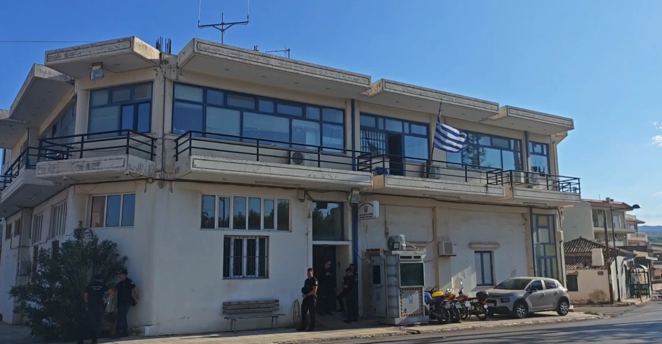 Ο δράστης φώναζε στον αστυνομικό «ρίξε μου» και τον πλησίαζε με το μαχαίρι: Πολίτες περιγράφουν πώς έγινε η επίθεση στο ΑΤ Μάνδρας