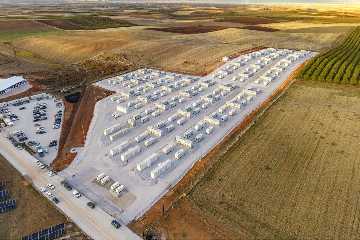 Πώς λειτουργεί η μεγαλύτερη μπαταρία της Ελλάδας στη Λάρισα και τα κέρδη