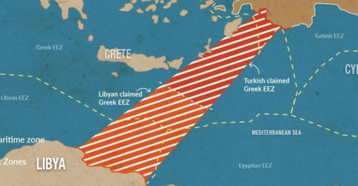 Μετά από ένα κοινοβουλευτικό «πραξικόπημα» πριν από δύο εβδομάδες, προκειμένου να εκπαραθυρωθεί από τη θέση του προέδρου του Λιβυκού Κοινοβουλίου ο Ακίλα Σάλεχ, σήμερα, στην πρώτη του συνεδρίαση με τον νέο πρόεδρο του Σώματος, η πρώτη απόφαση αφορά την κύρωση του τουρκολιβυκού μνημονίου. Μετά την αποκατάσταση των σχέσεων της Άγκυρας με την Ανατολική Λιβύη και την πλευρά Χαφτάρ, ασκούνταν ασφυκτικές πιέσεις προς τον Ακίλα Σάλεχ να φέρει προς κύρωση το μνημόνιο, στις οποίες ο ίδιος δεν συναινούσε. Καθώς υπήρχαν και διαφωνίες για τον ρόλο του στην πολιτική διαδικασία της Λιβύης, με απόφαση του ισχυρού άνδρα της Ανατολικής Λιβύης, Σαντάμ Χαφτάρ, παύθηκε ουσιαστικά από τα καθήκοντά του, με τον διάδοχό του να είναι απολύτως ελεγχόμενος από τον Σαντάμ Χαφτάρ και, μάλιστα, να είναι εκλεκτός της τουρκολιβυκής ομάδας φίλων του Κοινοβουλίου.
